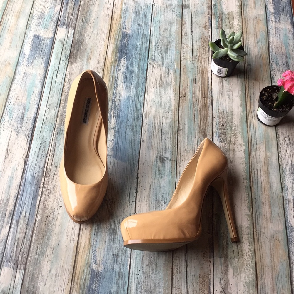 Kelsi Dagger classic neutral pumps